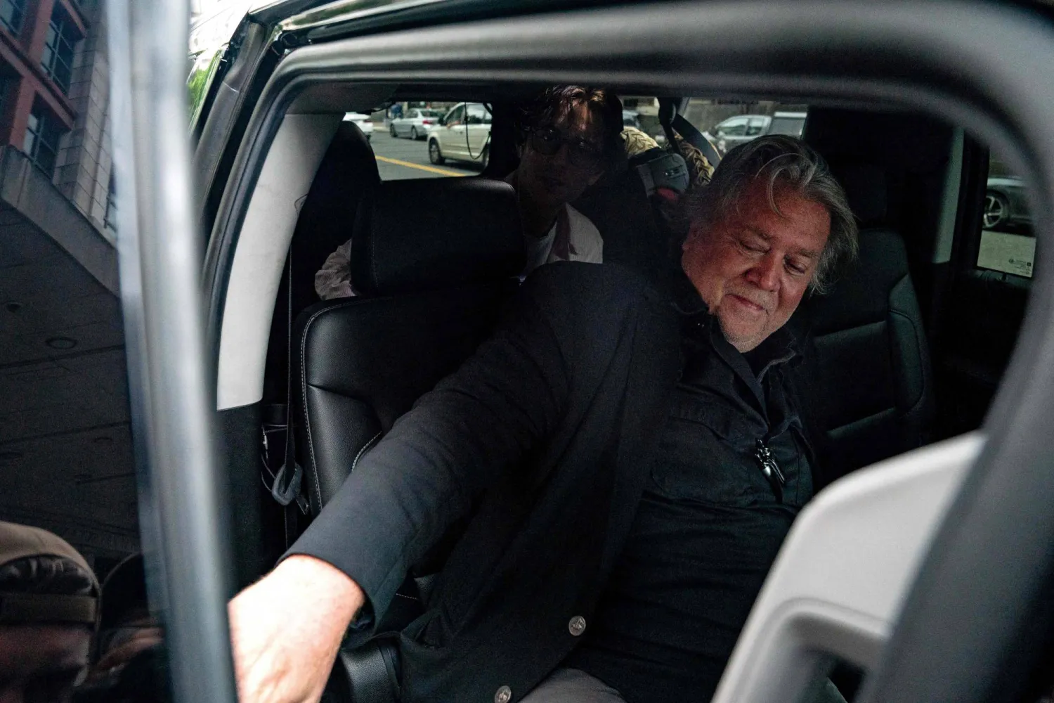 ستيف بانون المستشار السابق للرئيس الأميركي السابق دونالد ترمب يغادر محكمة إي باريت بريتيمان الأميركية في 6 يونيو 2024 في العاصمة الأميركية واشنطن (أ.ف.ب)