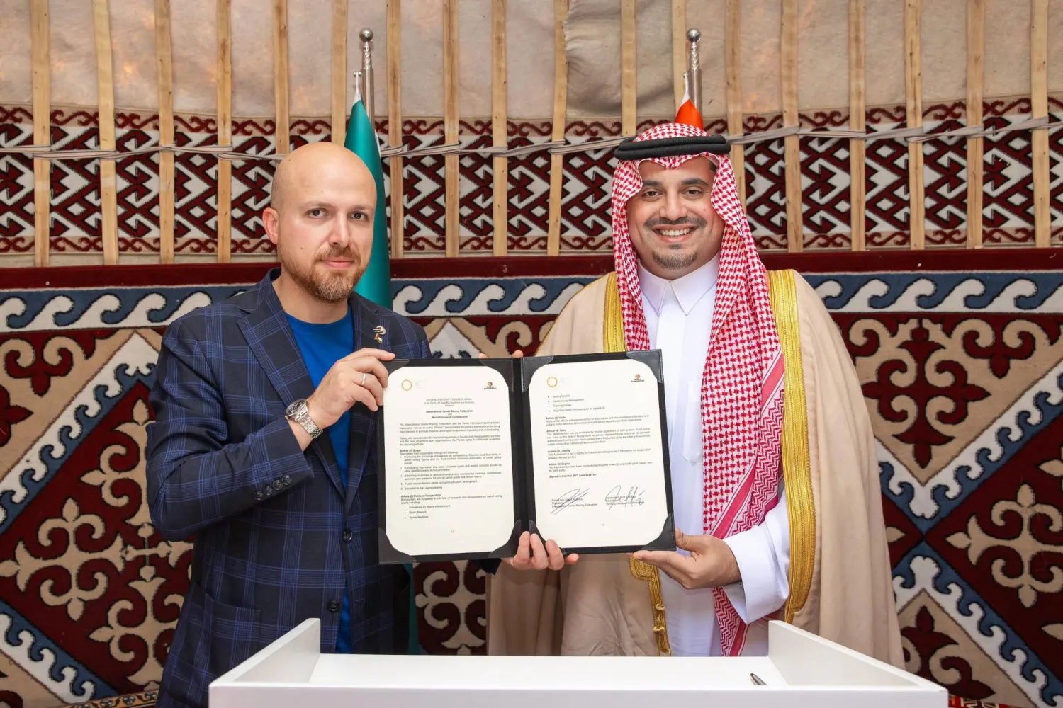 الأمير فهد بن جلوي وبلال إردوغان بعد توقيع الاتفاقية (الشرق الأوسط)