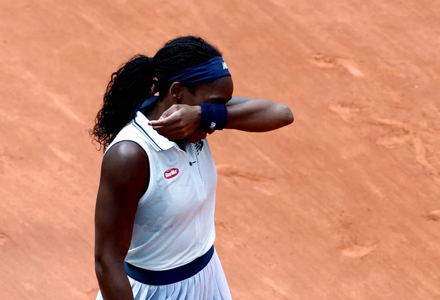 غوف تذرف الدموع بعد قرار الحكمة الجدلي خلال مواجهتها أمام شفيونتيك ضمن منافسات رولان غروس (رويترز)