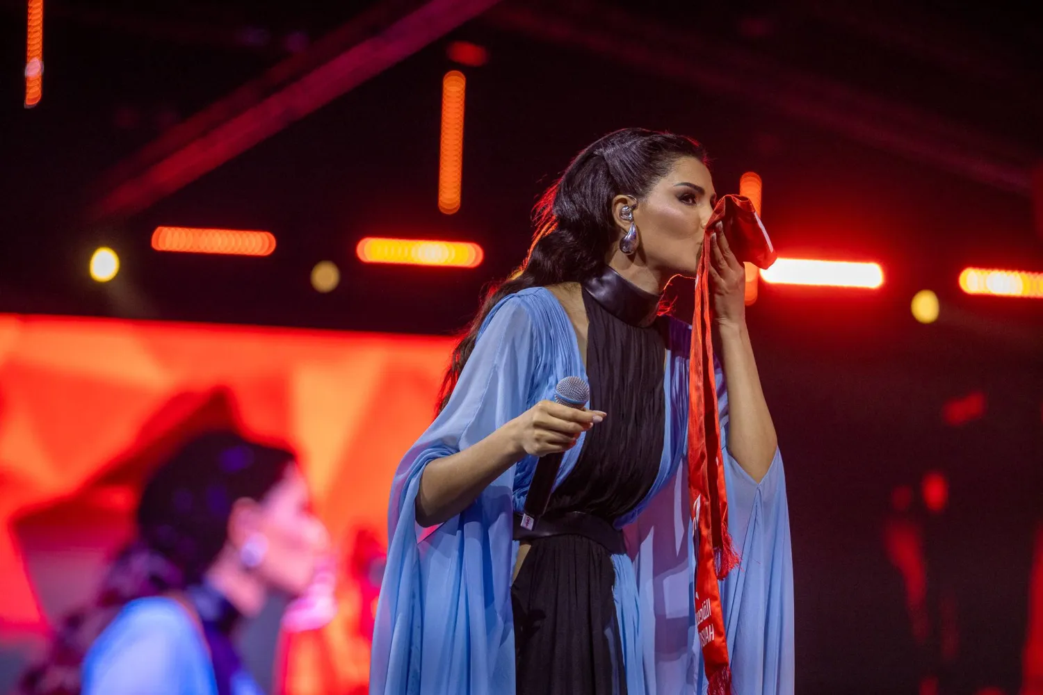 الفنانة أميمة طالب تقبل شعار القادسية خلال فقرتها الغنائية (تصوير: عيسى الدبيسي)