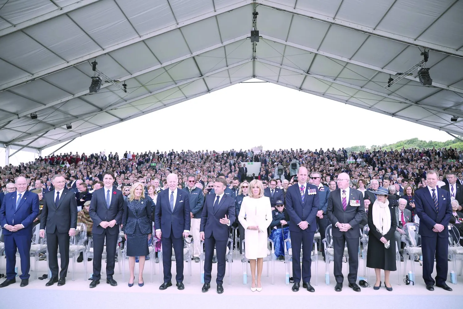 
قادة دول الغرب لدى إحيائهم الذكرى الـ80 لإنزال النورماندي في شمال فرنسا أمس (إ.ب.أ) وفي الإطار الرئيس الأوكراني فولوديمير زيلينسكي وزوجته لدى حضورهما المناسبة (أ.ب)