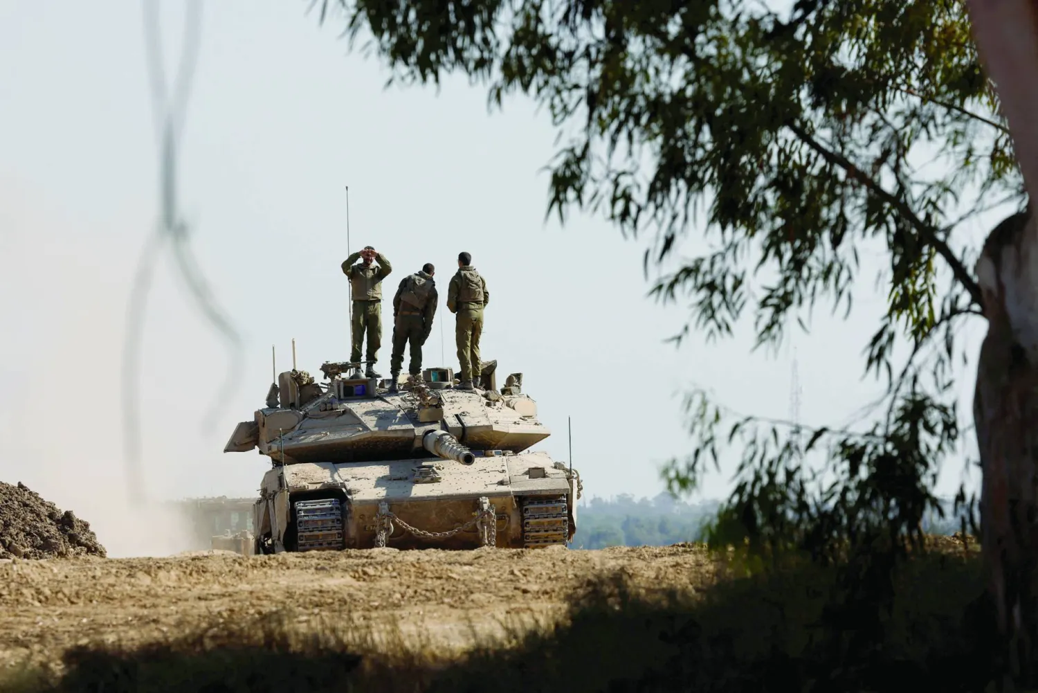 
دبابة إسرائيلية قرب الحدود الشمالية لقطاع غزة أمس وسط استمرار القتال في انتظار الرد على مقترح بايدن للهدنة (رويترز)