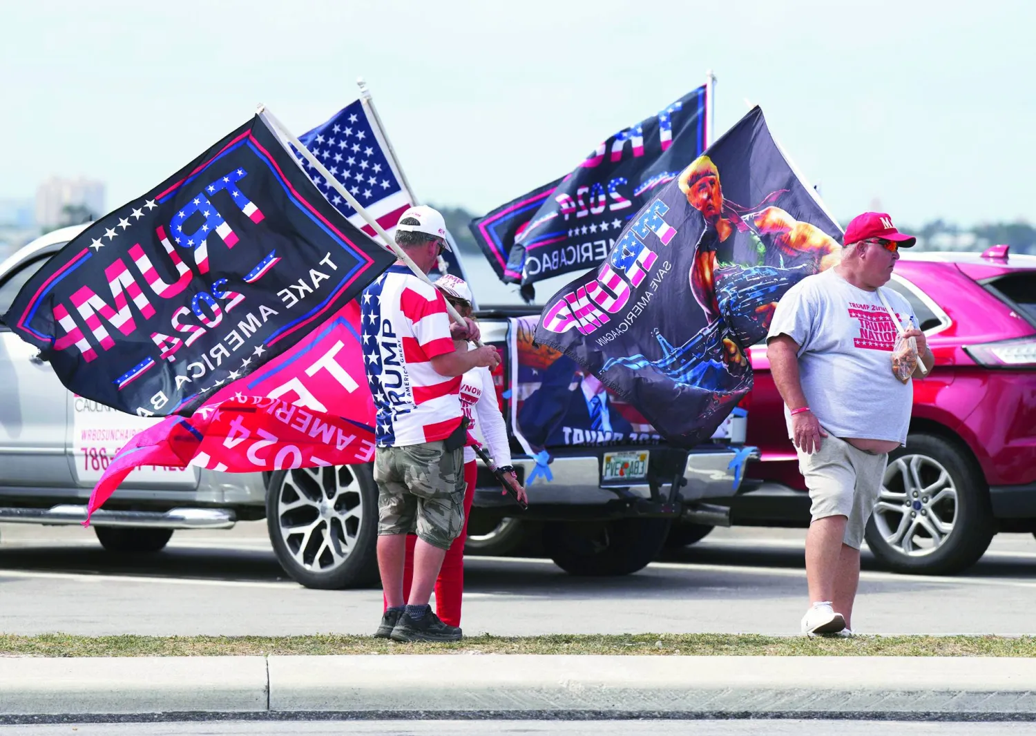 
مؤيدون للرئيس السابق دونالد ترمب في بالم بيتش بفلوريدا (أ.ب)