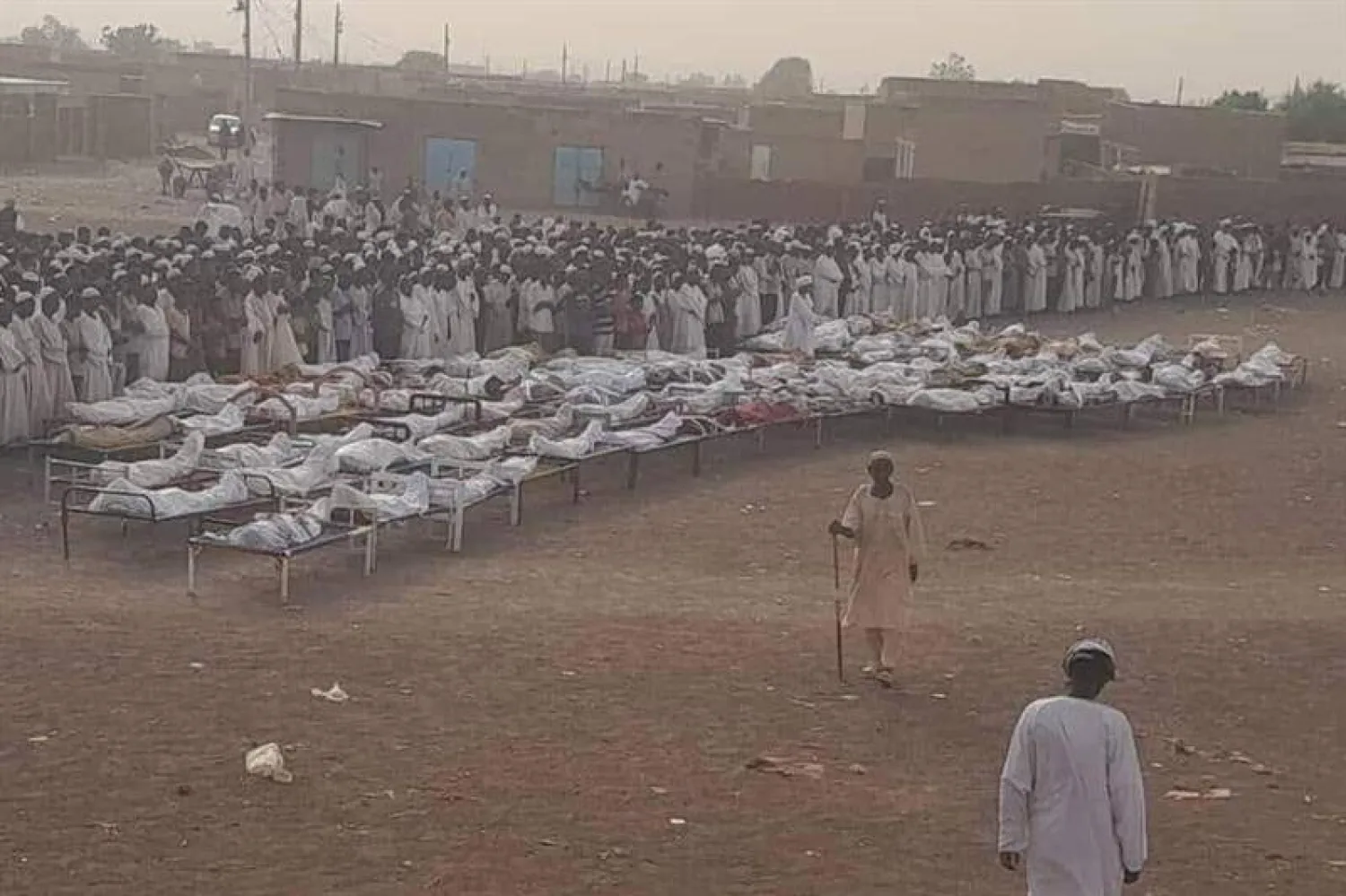 أظهرت لقطات متداولة على مواقع التواصل الاجتماعي بعد مداهمة يوم الأربعاء عشرات الجثث ملفوفة بأكفان بيضاء معدة لدفنها في ود النورة بولاية الجزيرة (إكس - "لجنة المقاومة" بولاية الجزيرة)