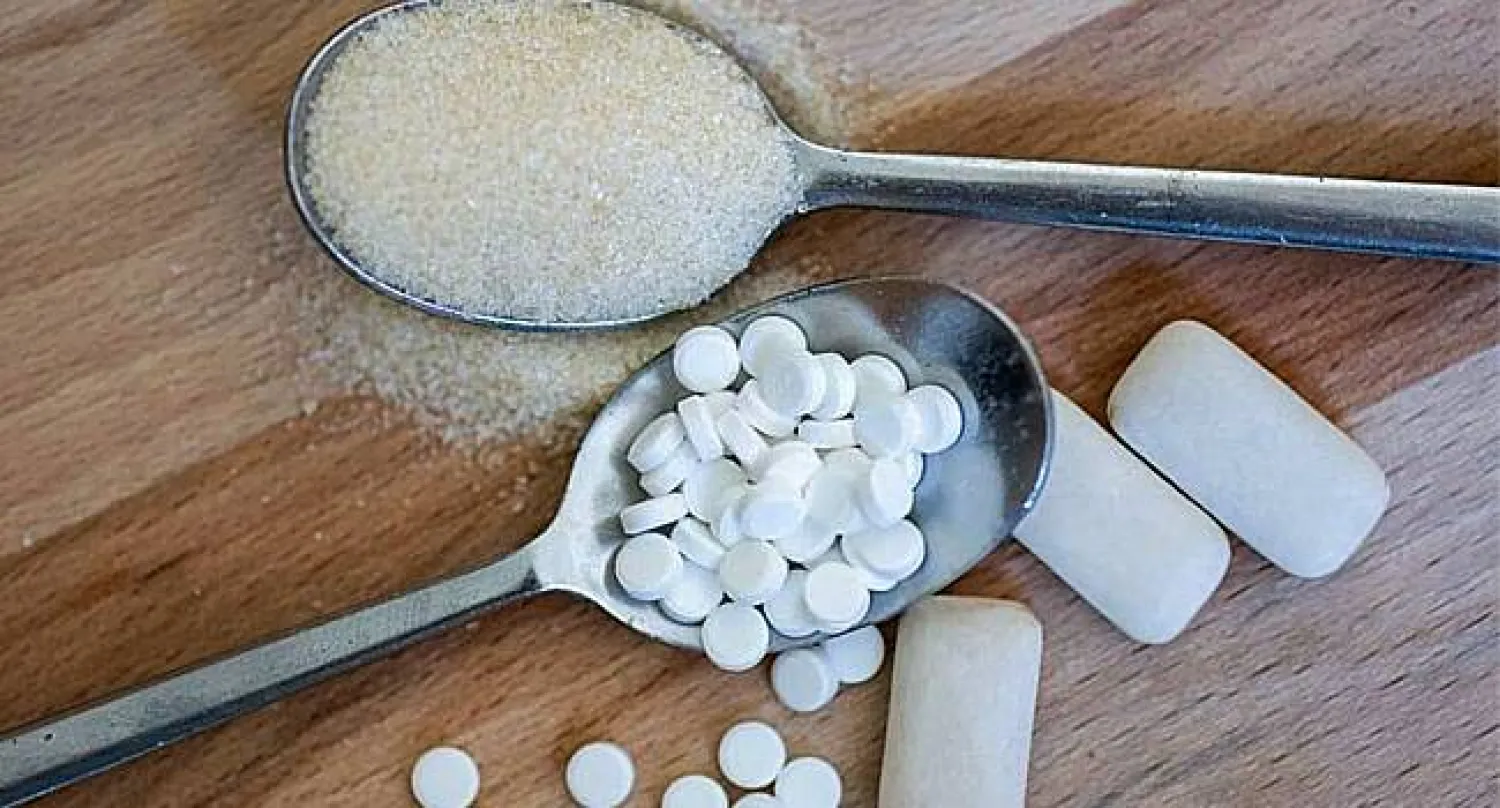 حبات من بدائل السكر وحبات من السكر الأبيض (أرشيفية - د.ب.أ)