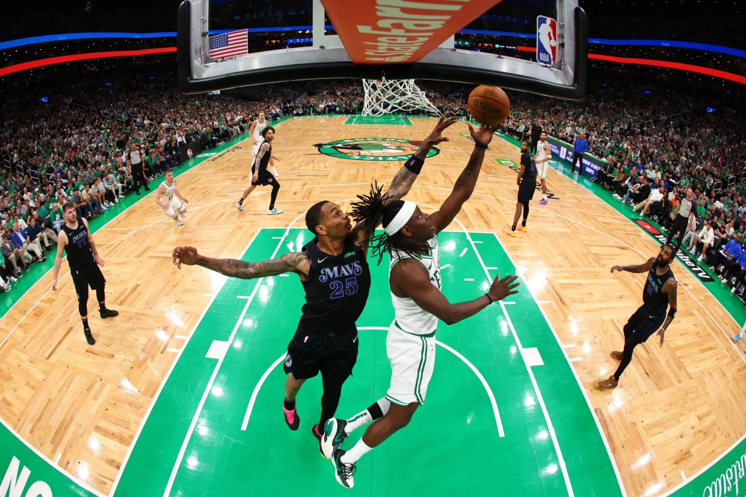 كشر سلتيكس عن أنيابه منذ الربع الأول الذي حسمه بفارق 17 نقطة 37-20 (رويترز)