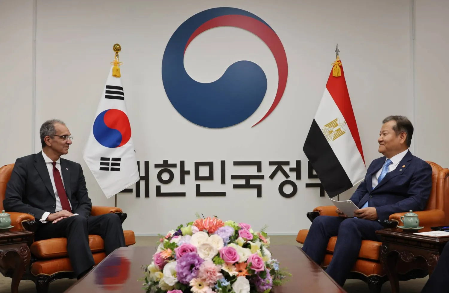 وزير الداخلية الكوري الجنوبي (يسار) لدى استقبال وزير الاتصالات المصري في العاصمة سيول الجمعة (د.ب.أ)