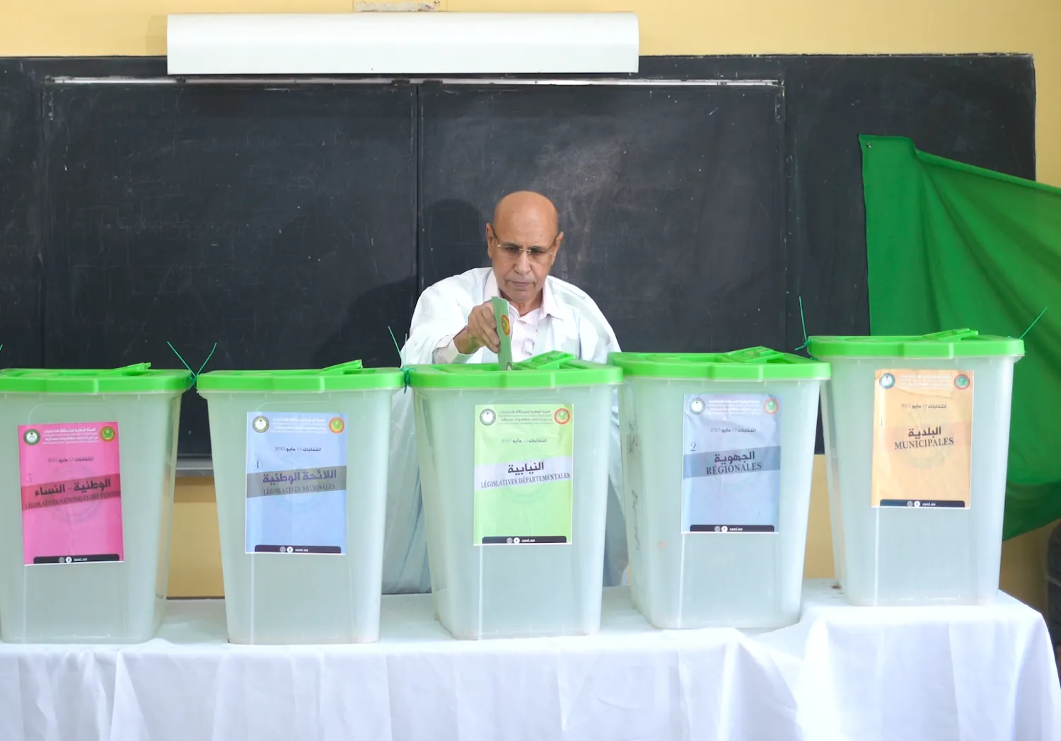 المعارضة اتهمت الرئيس ولد الغزواني باستغلال موارد الدولة لإنجاح حملته الانتخابية (الشرق الأوسط)