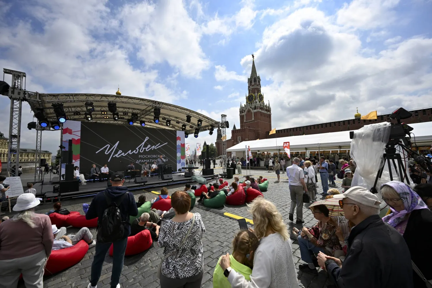 مواطنون يحضرون احتفالية ثقافية بالميدان الأحمر وسط العاصمة الروسية موسكو (أ.ب)