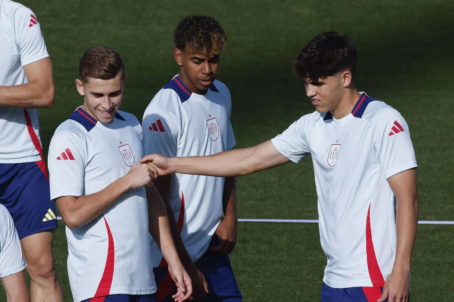 باو كوبارسي (يمين) أبرز المستبعدين من قائمة إسبانيا لليورو (إ.ب.أ)