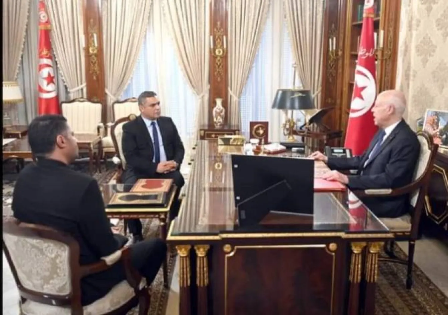 الرئيس التونسي قيس سعيد في جلسة عمل قبل يومين حول المستجدات الأمنية مع وزير الداخلية خالد النوري وكاتب الدولة للأمن الوطني سفيان بالصادق (من موقع الرئاسة التونسية)
