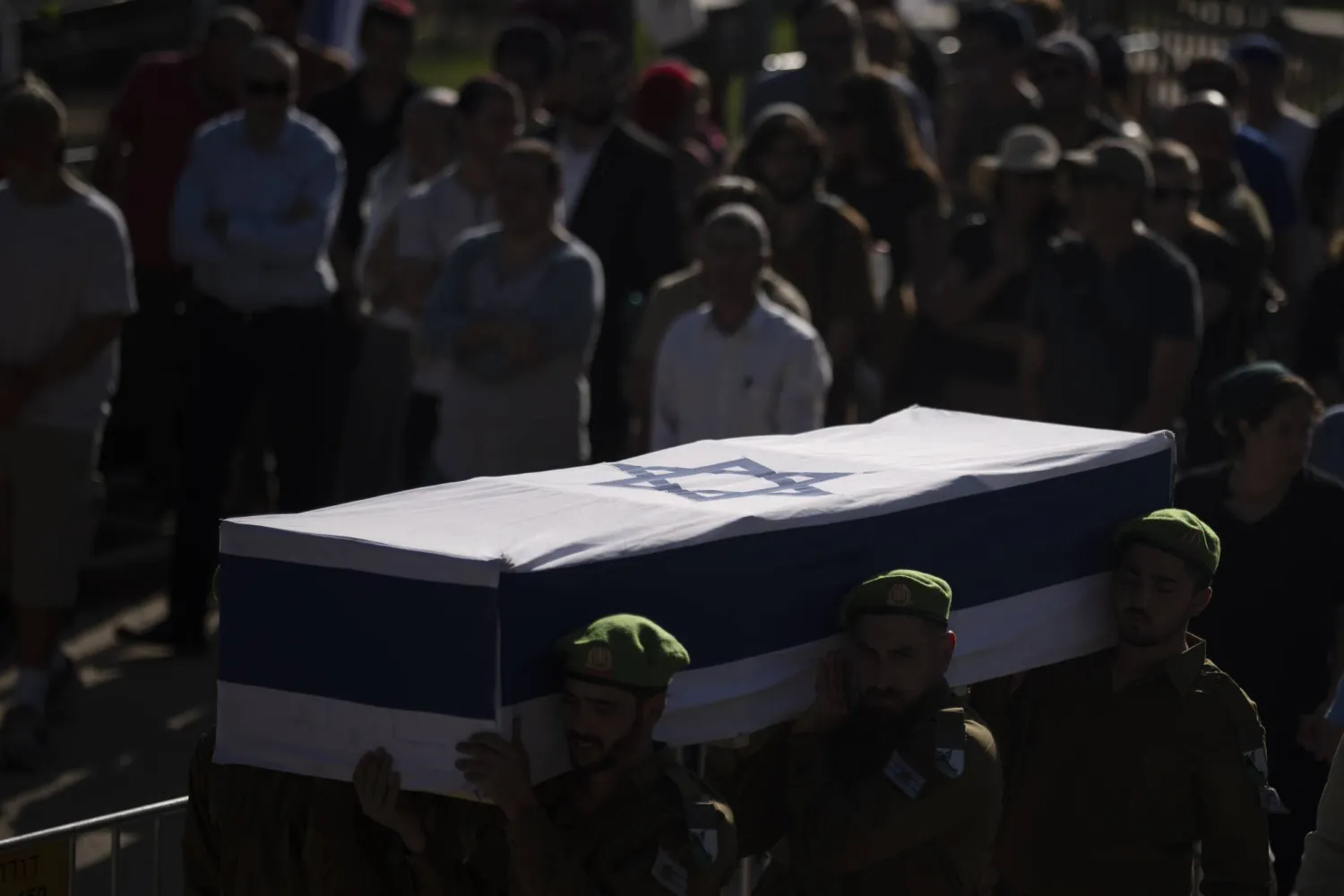 جنود إسرائيليون يحملون نعش زميلهم الرقيب الأول رافائيل كاودرس الذي قُتل قبل يومين في هجوم بطائرة من دون طيار شنه «حزب الله» اتجاه تجمع لمسؤولين عسكريين في شمال إسرائيل (أ.ب)