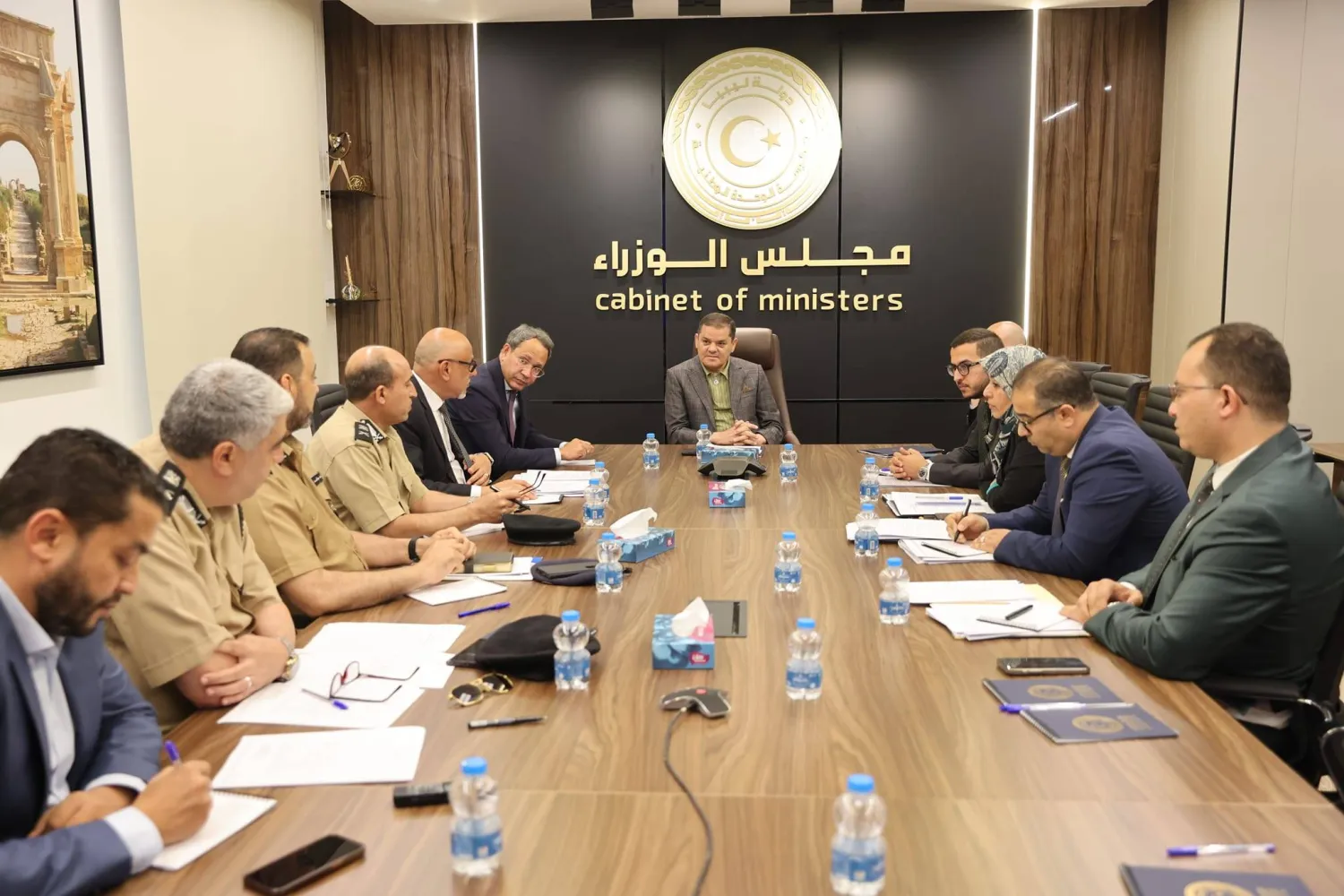 الدبيبة خلال اجتماعه بوزراء وقيادات أمنية بطرابلس (المكتب الإعلامي لحكومة «الوحدة»)