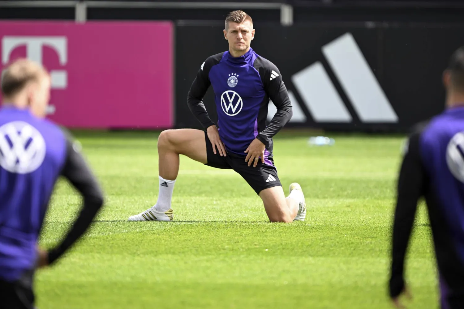 توني كروس في معسكر ألمانيا استعداداً لـ«اليورو» (د.ب.أ)