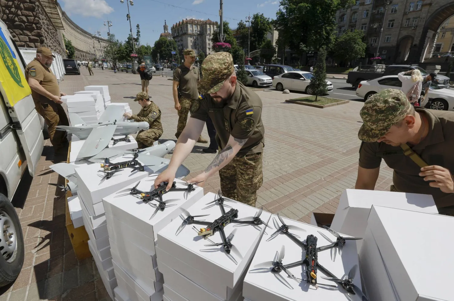 جنود أوكرانيون يعاينون مسيّرات تسلمها الجيش الأوكراني حديثاً في كييف (إ.ب.أ)
