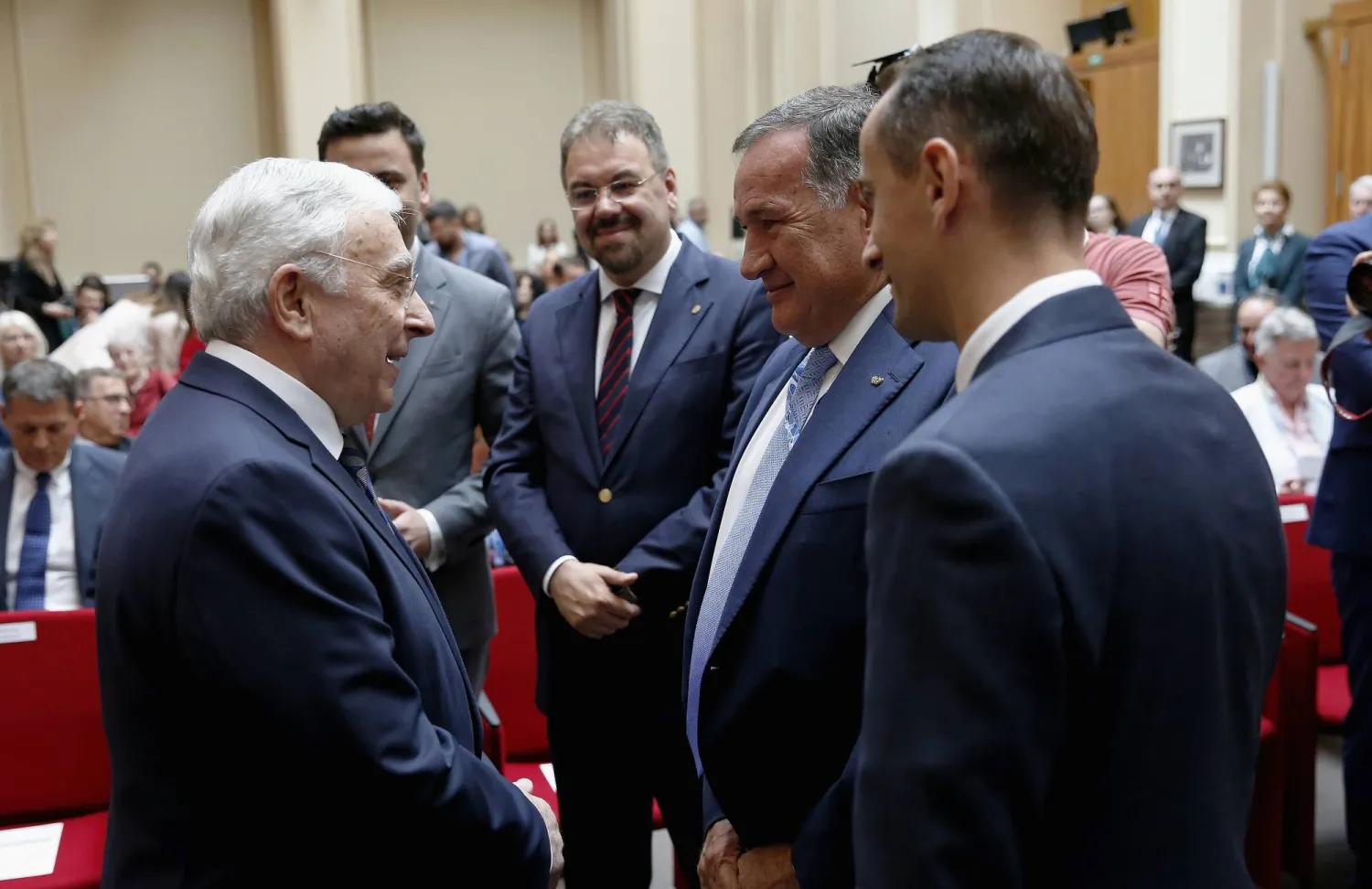 سبايروس كابرالوس (الثاني من اليمين) يرفض المكافآت الأولمبية (إ.ب.أ)