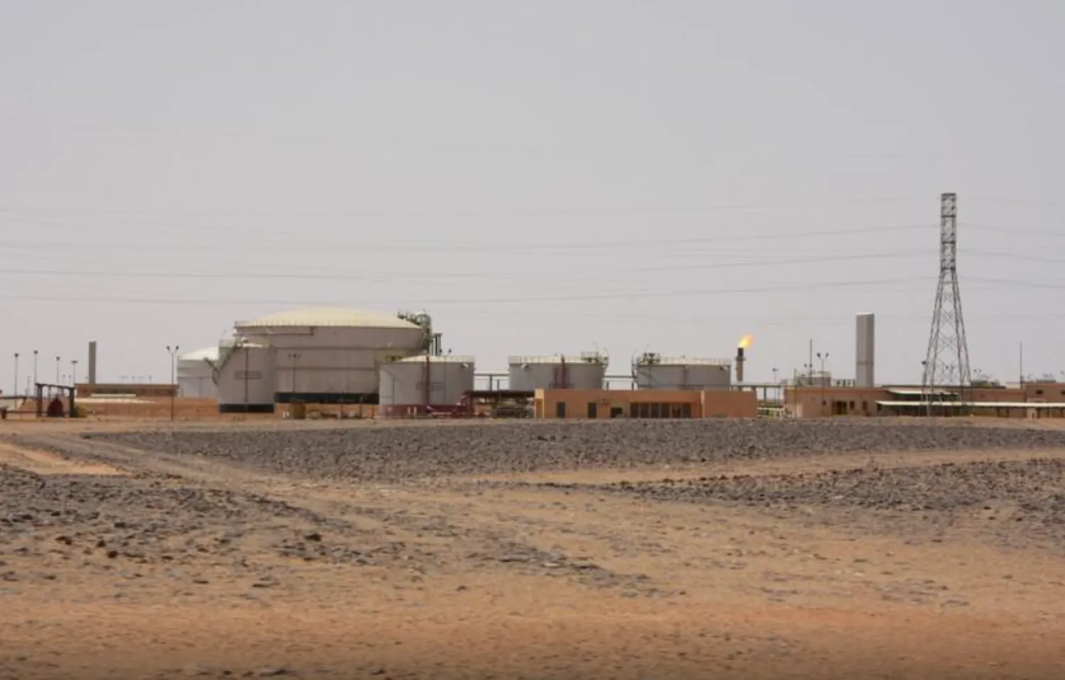 ليبيون طالبوا المسؤولين بحماية النفط الليبي بعدّه مصدر رزق كل الليبيين (الشرق الأوسط)