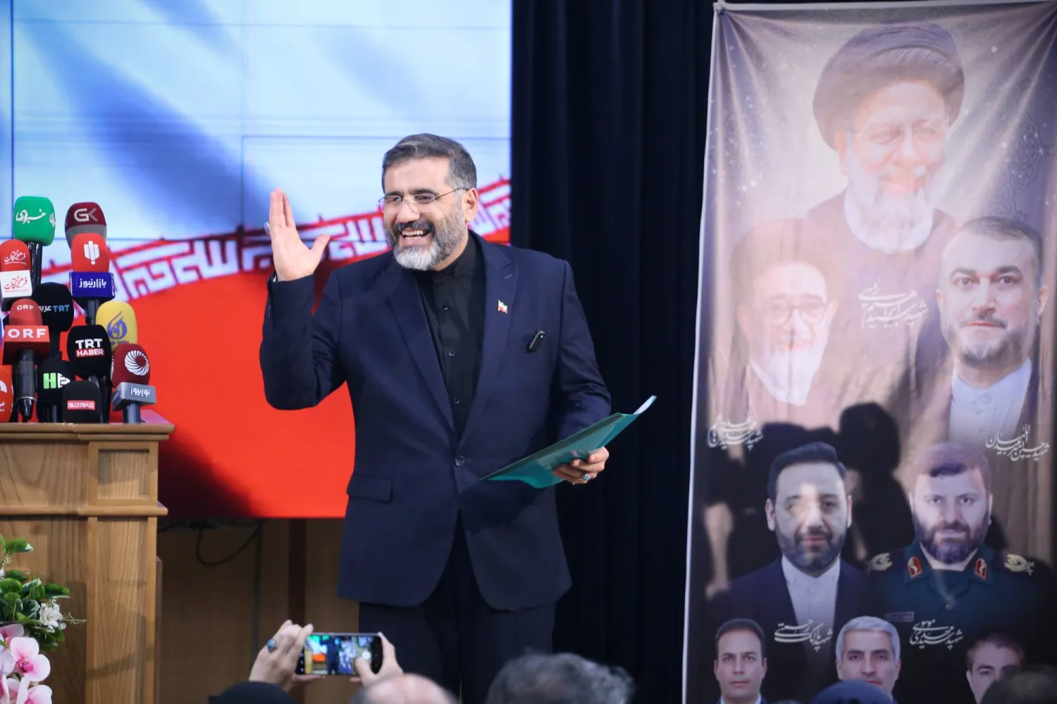 وزير الثقافة محمد مهدي إسماعيلي لدى تقديم أوراق ترشحه للانتخابات (د.ب.أ)