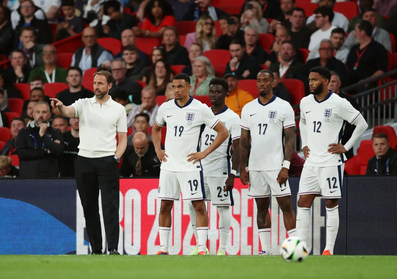 ساوثغيت خلال المباراة الودية أمام آيسلندا (رويترز)