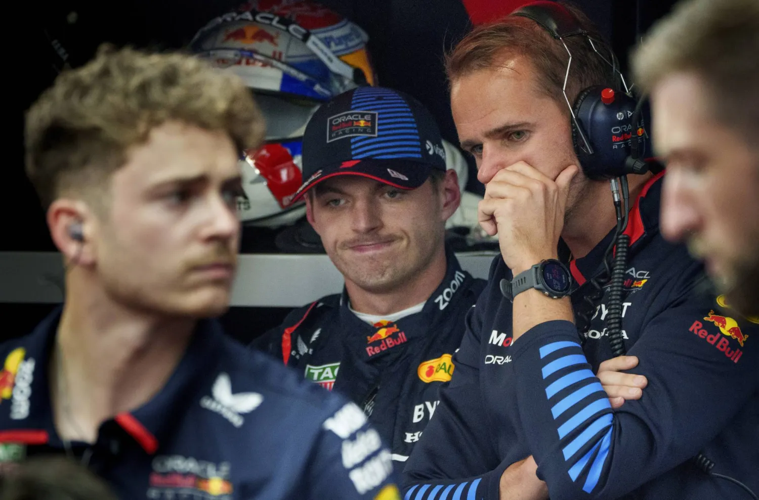 فيرستابن شمّ «رائحة دخان» ليُستدعى فوراً إلى المرأب (أ.ب)