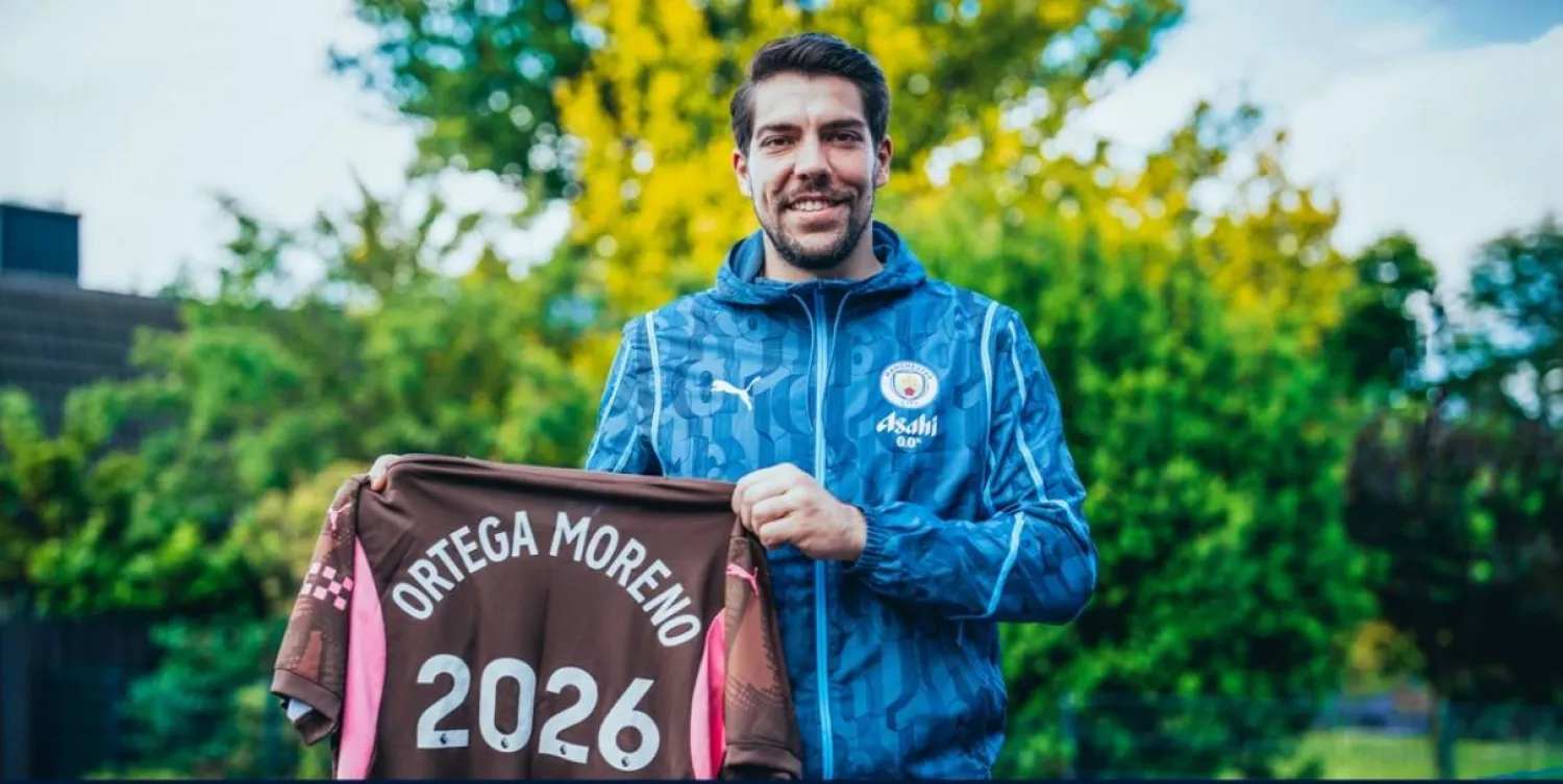 أورتيغا باقٍ في سيتي حتى 2026 (موقع نادي مانشستر سيتي)