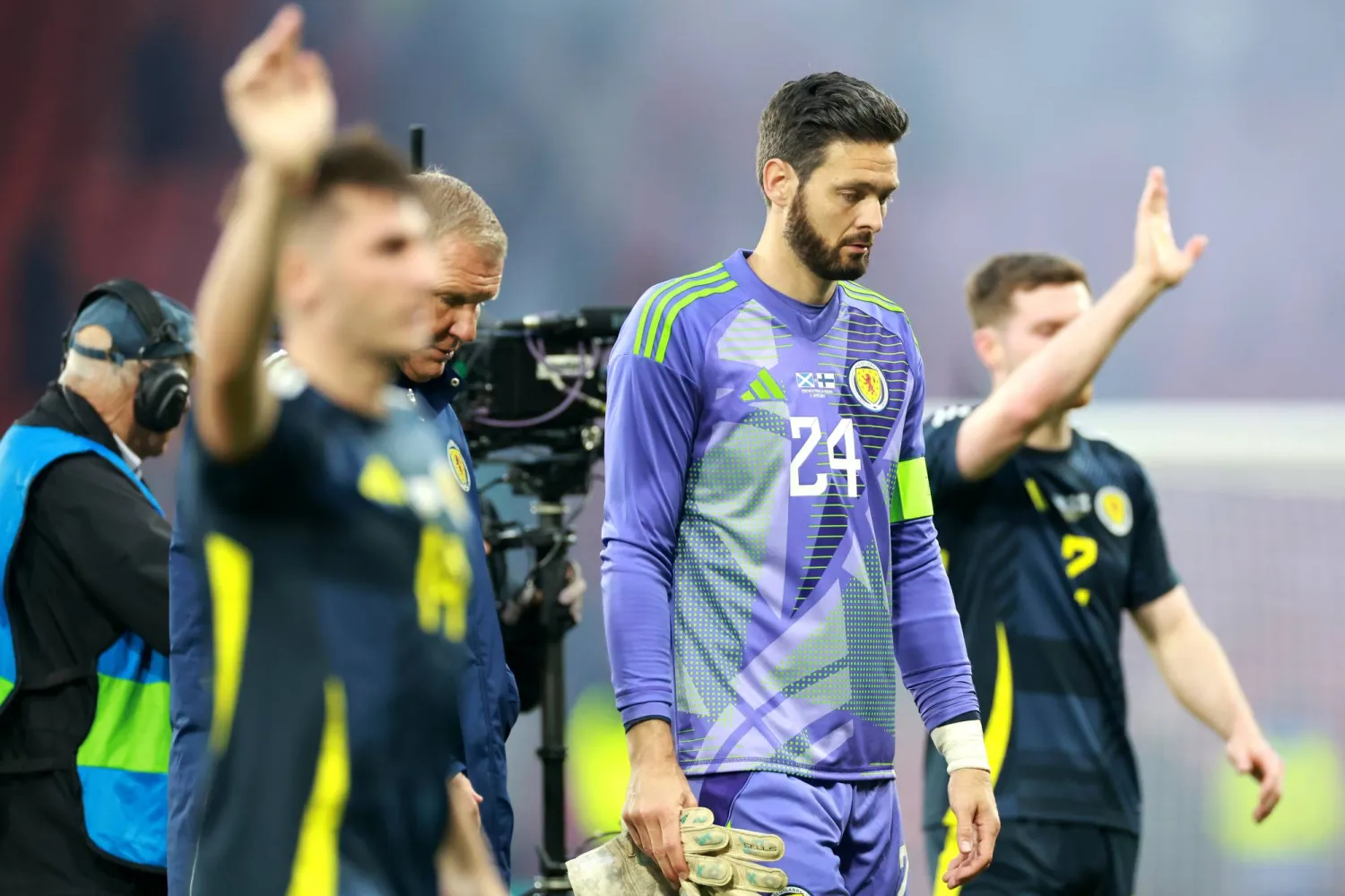 الحارس كريغ جوردون يغادر الملعب حزيناً بعد علمه باستبعاده من قائمة أسكوتلندا لـ«اليورو» (د.ب.أ)