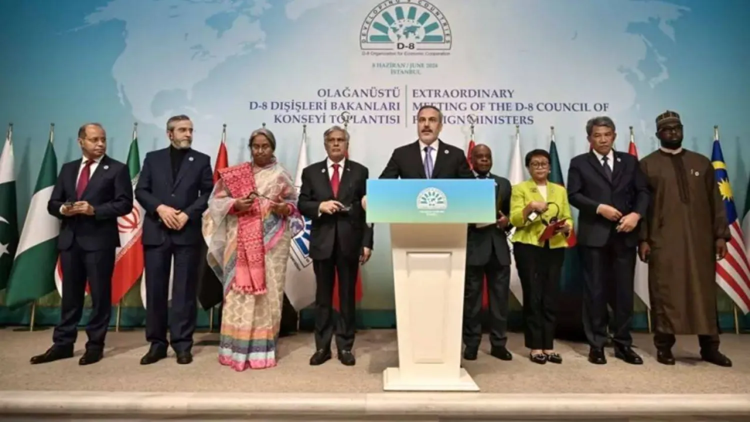 وزير الخارجية التركي هاكان فيدان خلال مؤتمر صحافي في ختام الاجتماع الاستثنائي لوزراء خارجية دول مجموعة الثماني الإسلامية بإسطنبول السبت (الخارجية التركية)