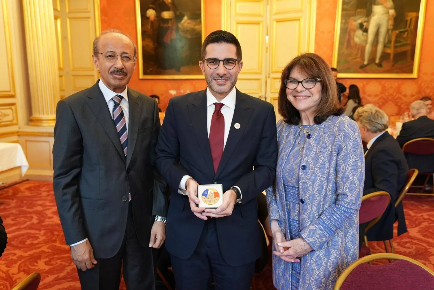 رئيس تحرير الزميلة «عرب نيوز» يتوسط السناتور نتالي غوليه والسفير فهد الرويلي خلال حفل تكريم الصحيفة في باريس