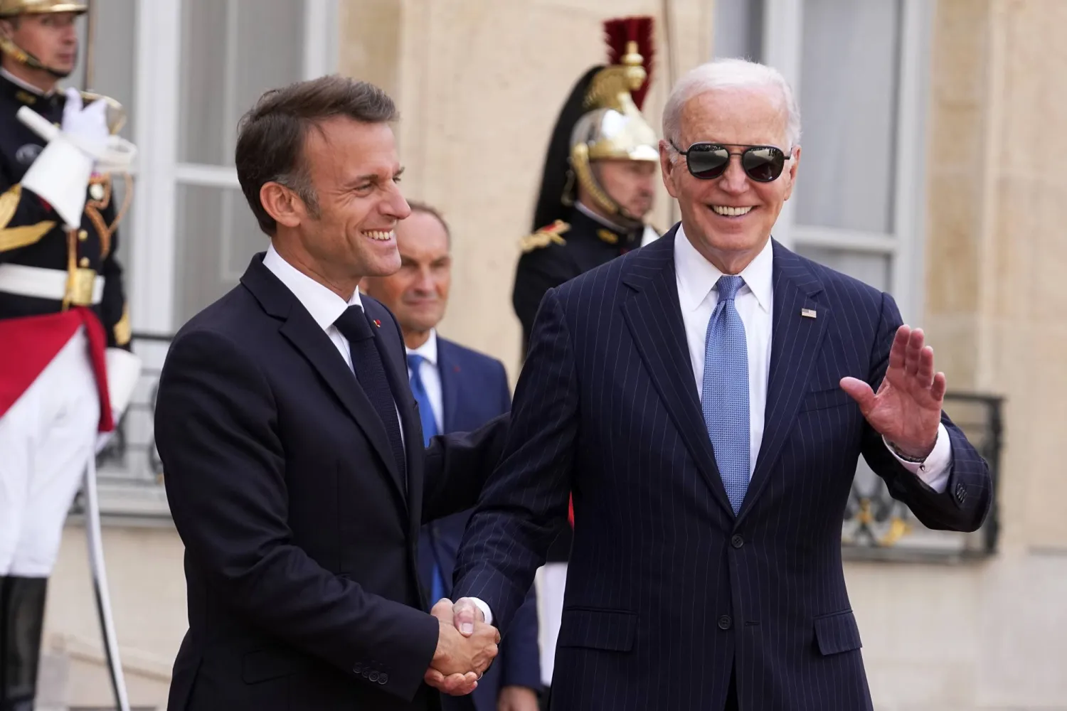 خصّ الرئيس الفرنسي نظيره الأميركي باستقبال حافل بمناسبة أول زيارة دولة يقوم بها بايدن إلى باريس (أ.ب)