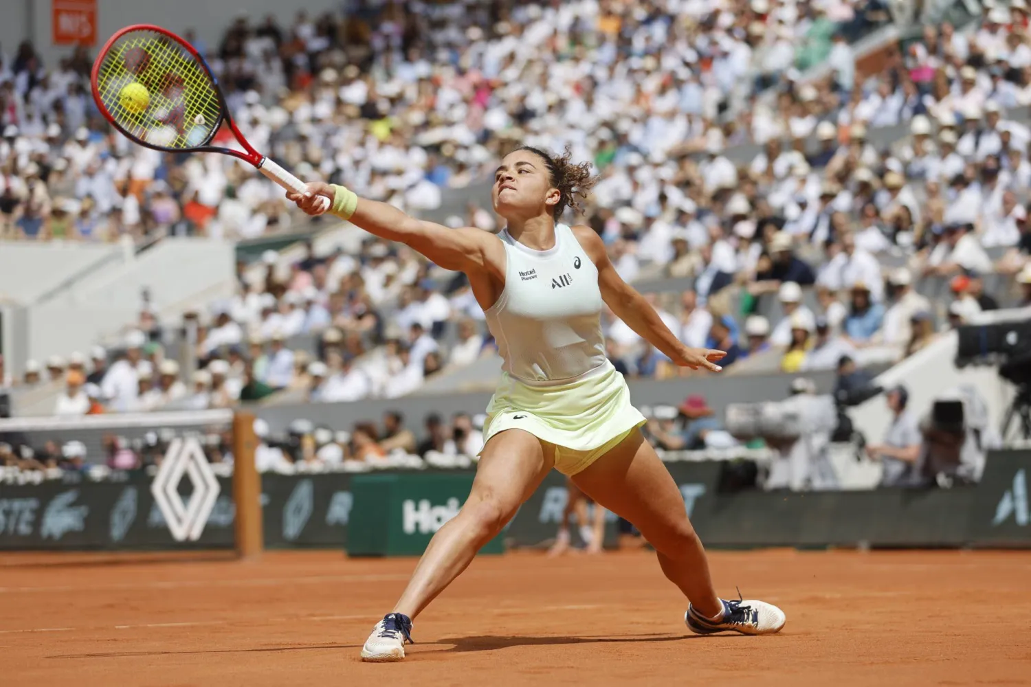 جاسمين باوليني سعيدة رغم الهزيمة في نهائي «رولان غاروس» (أ.ب)