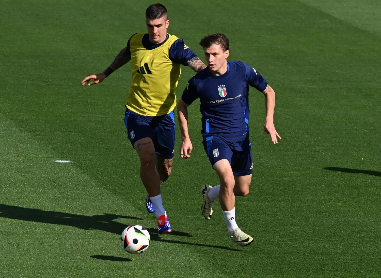 نيكولا باريلا (يمين) سيكون جاهزاً للمشاركة في «اليورو» (إ.ب.أ)