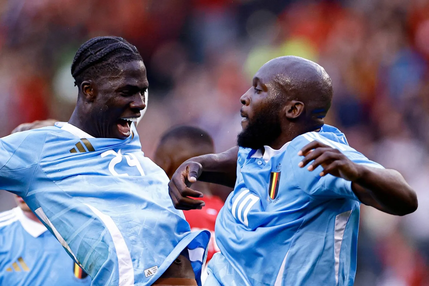 لوكاكو يحتفل مع زميله أونانا بعد الهدف الثاني (أ.ف.ب)