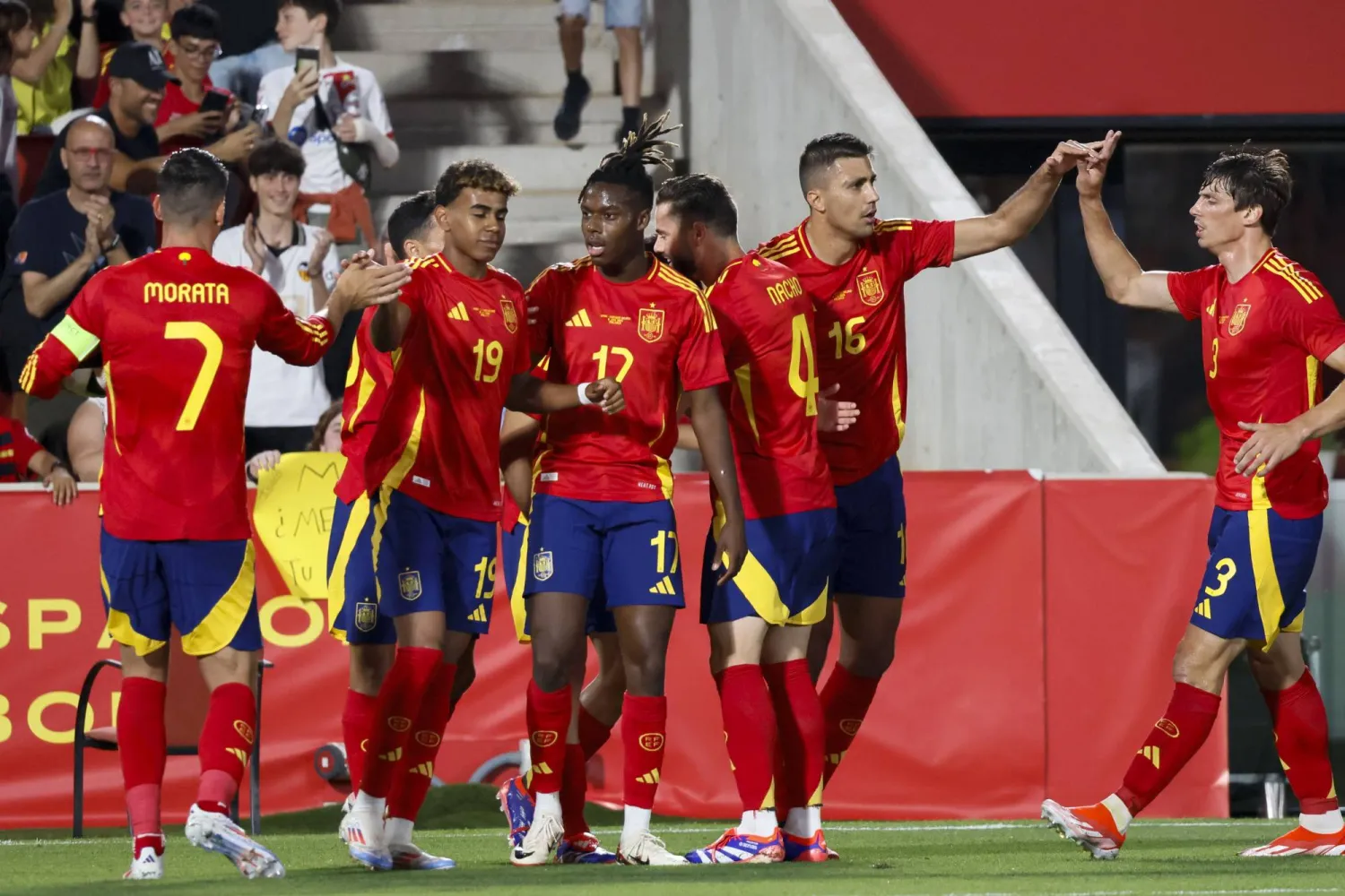 لاعبو إسبانيا يحتفلون بأحد أهدافهم في مرمى إيرلندا الشمالية (إ.ب.أ)