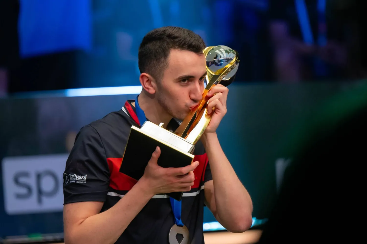 جوست يقبل كأس البطولة لحظة تتويجه (الشرق الأوسط)