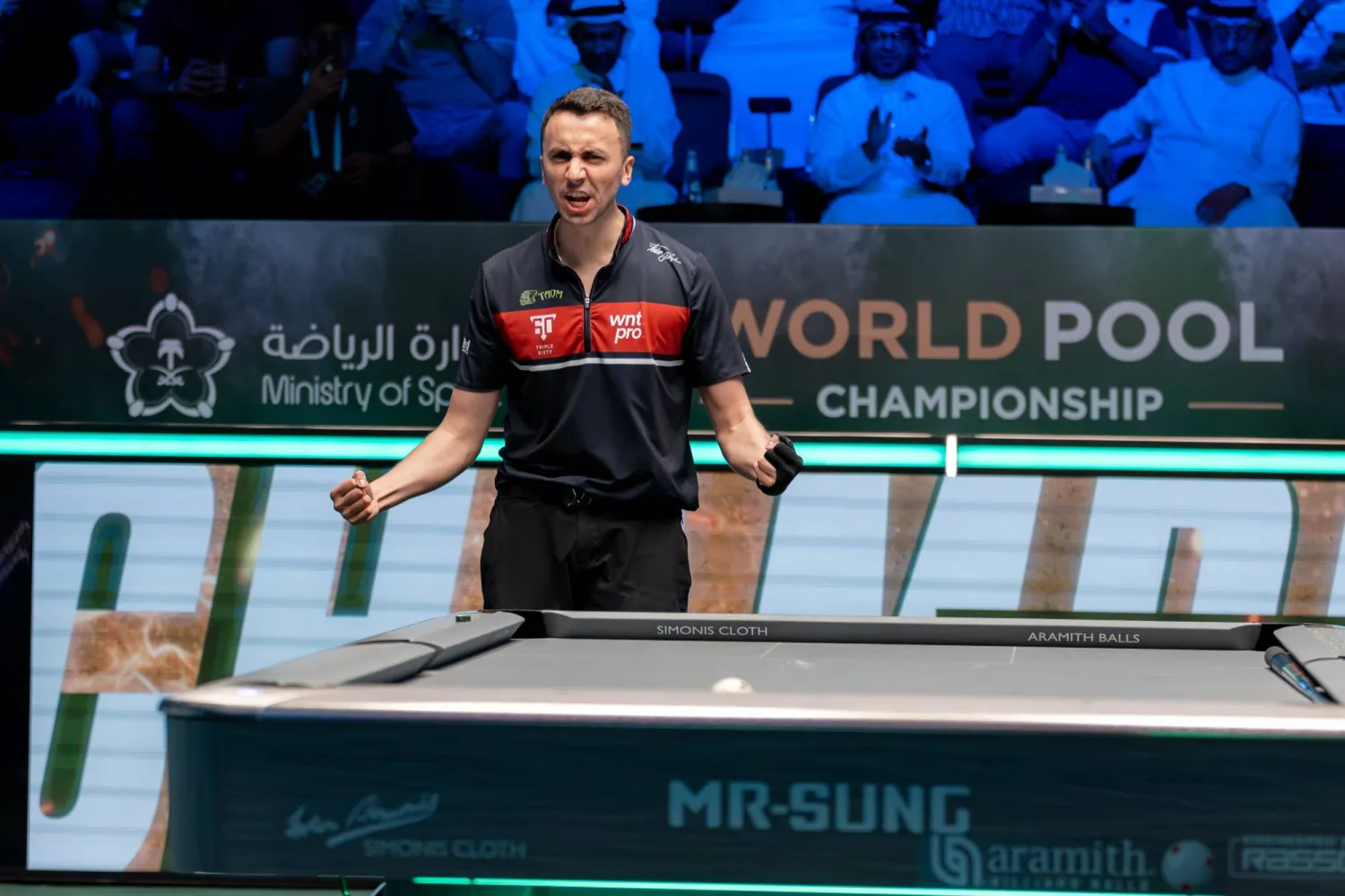 جوست محتفلا بفوزه باللقب العالمي في جدة (وزارة الرياضة)