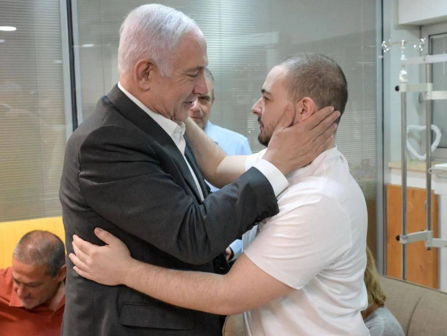 رئيس الوزراء الإسرائيلي بنيامين نتنياهو يحتضن أحد الرهائن بعد تحرير محتجزين إسرائيليين بالقطاع (د.ب.أ)