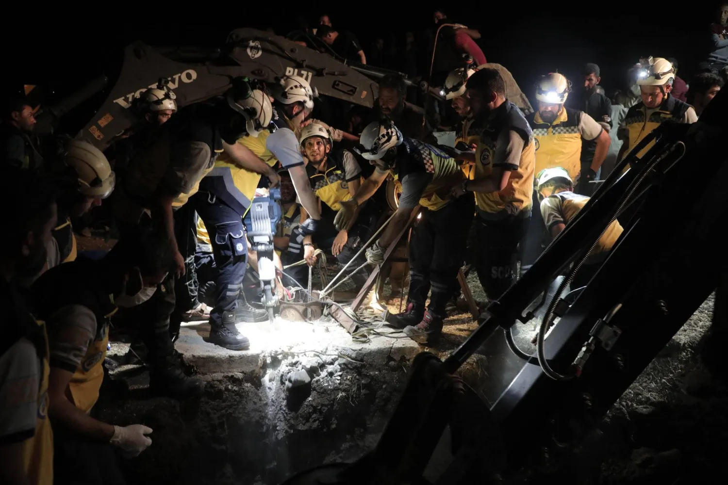 من عملية إنقاذ الطفل عسكر دياب (الدفاع المدني السوري)