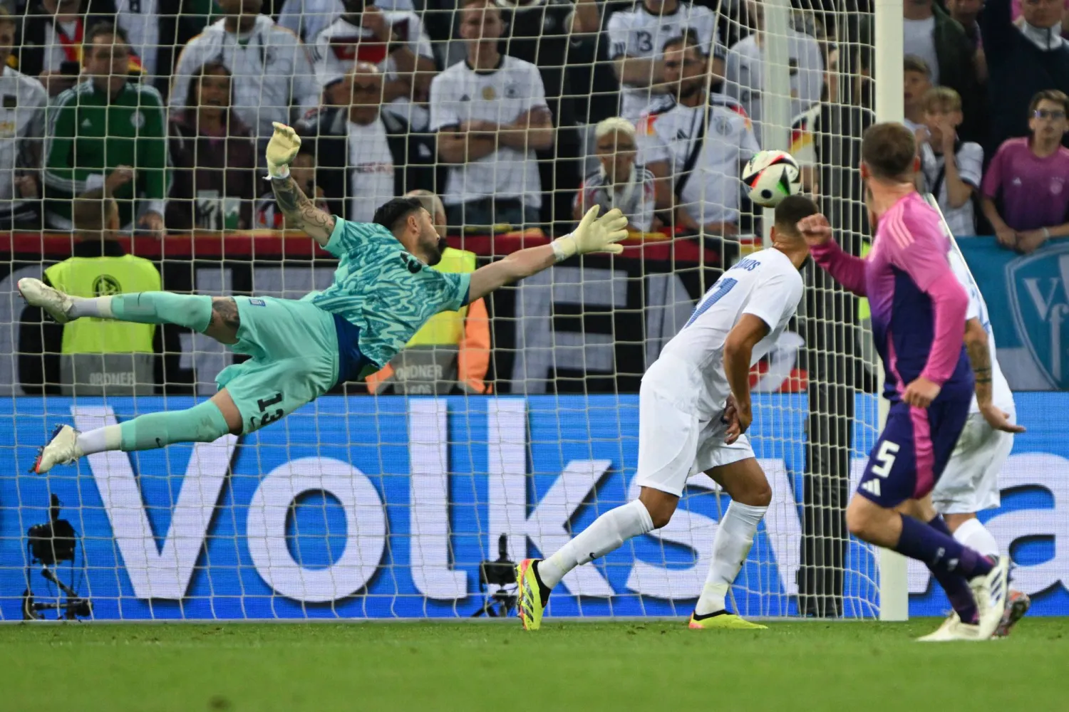 المنتخب الألماني انتظر حتى الدقيقة 89 لخطف الفوز (د.ب.أ)