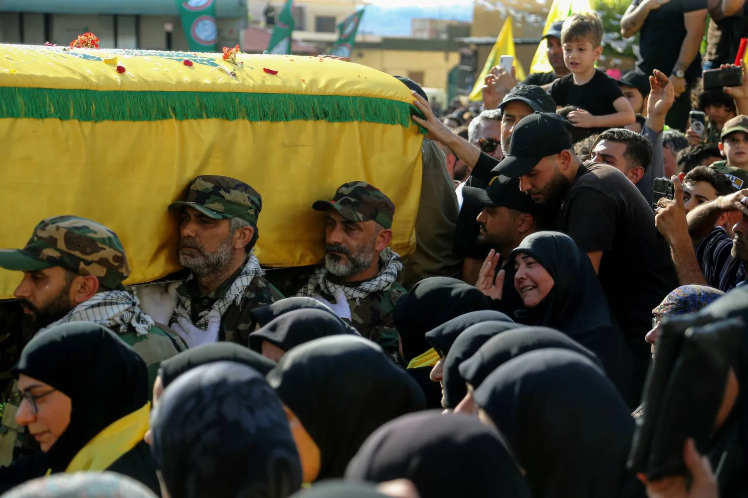 عناصر من «حزب الله» يشيعون نعش أحد مقاتلي الحزب الذي استهدفته طائرة إسرائيلية من دون طيار في جنوب لبنان مطلع الأسبوع الماضي (د.ب.أ)