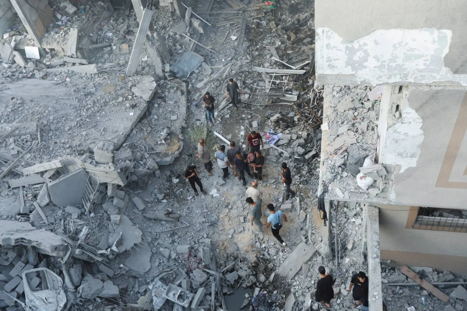 İsrail askeri operasyonunun ardından Nuseyrat Mülteci Kampı’nda meydana gelen yıkımdan (Reuters)