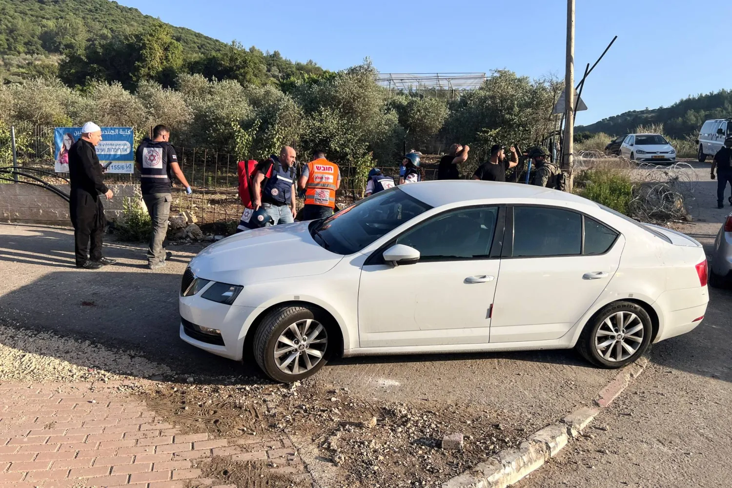 عناصر الطوارئ الإسرائيليون يستجيبون بعد إطلاق قذائف من لبنان باتجاه إسرائيل الأسبوع الماضي (رويترز)