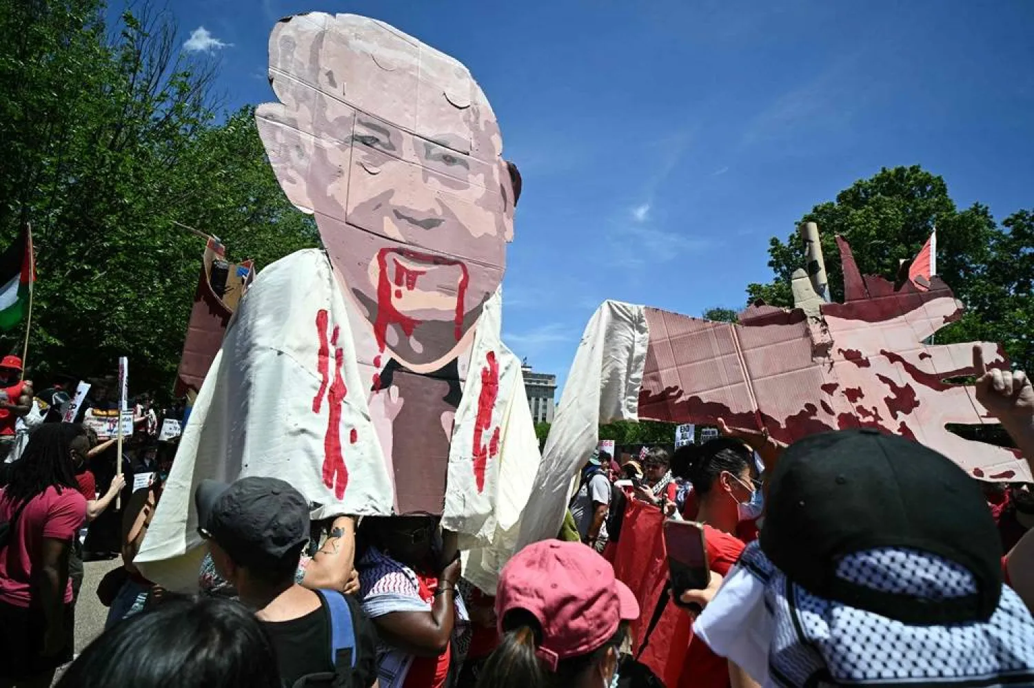  Pro-Palestinian demonstrators, including one holding an effigy of Israeli Prime Minister Benjamin Netanyahu, rally near the White House in Washington, DC, on June 8, 2024 to protest against Israel's actions in Gaza. (AFP) 