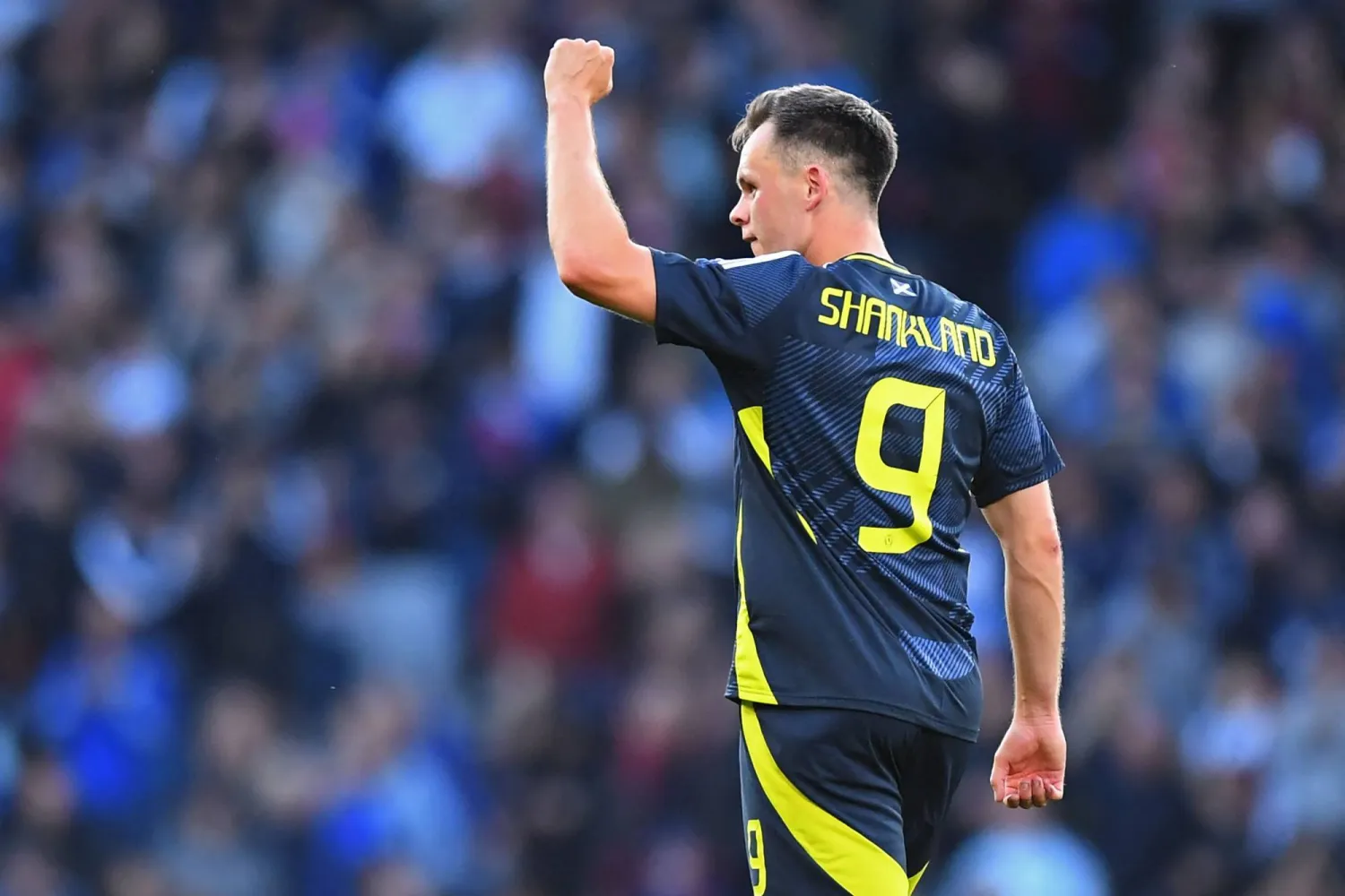 لورانس شانكلاند مهاجم المنتخب الأسكوتلندي محتفلاً بهدفه ضد فنلندا (أ.ف.ب)