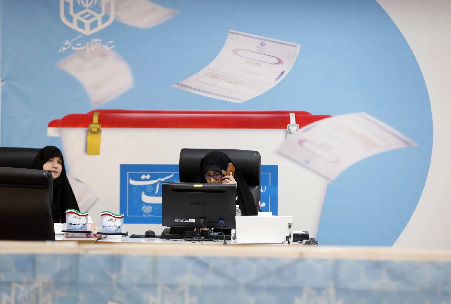 جانب من تسجيل المرشحين في مقر الانتخابات الإيرانية الأسبوع الماضي (إ.ب.أ)
