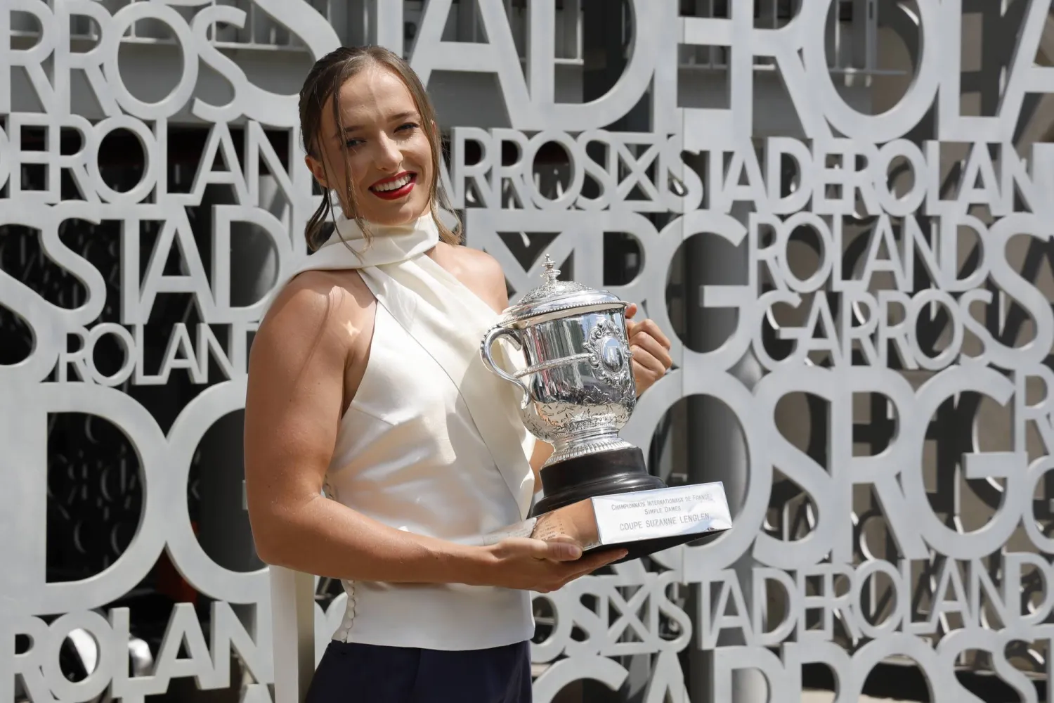 البولندية إيغا شفيونتيك تحتفل بكأس رولان غاروس ولا تتوقع النجاح في ويمبلدون (د.ب.أ)