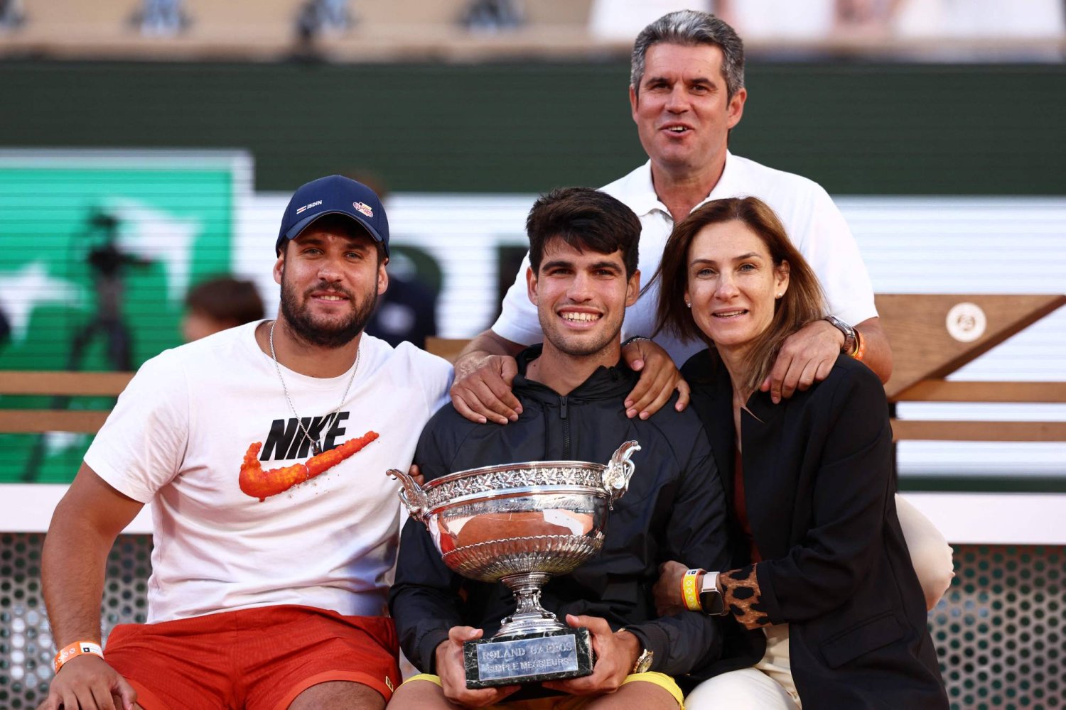 ألكاراس يحتفل بكأس «رولان غاروس» رفقة والديه وأسرته (أ.ف.ب)