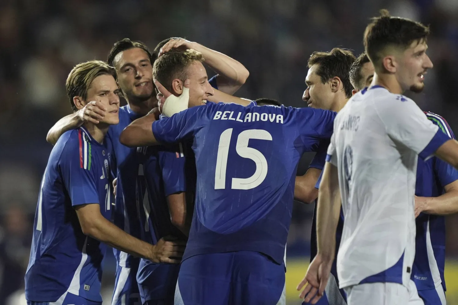 فراتيسي يتلقى التهنئة من زملاءه بعد هدفه في مرمى البوسنة (أ.ب)