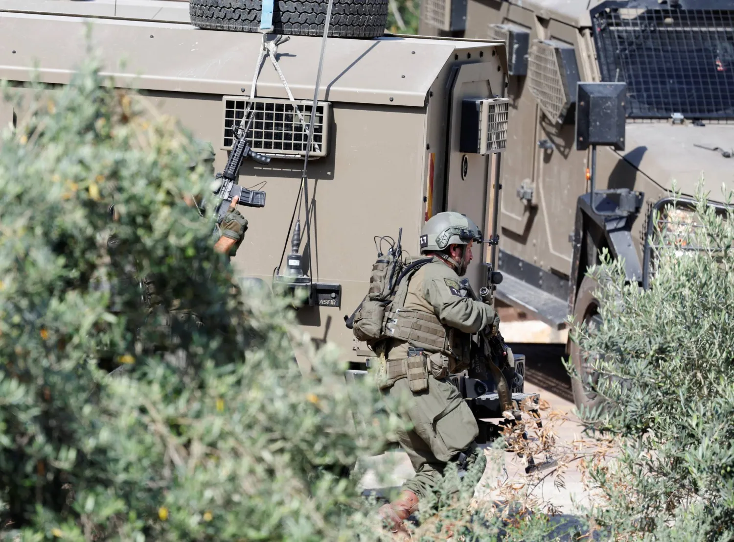 جنود إسرائيليون بمخيم الفارعة للاجئين بالقرب من طوباس في الضفة الغربية (رويترز)