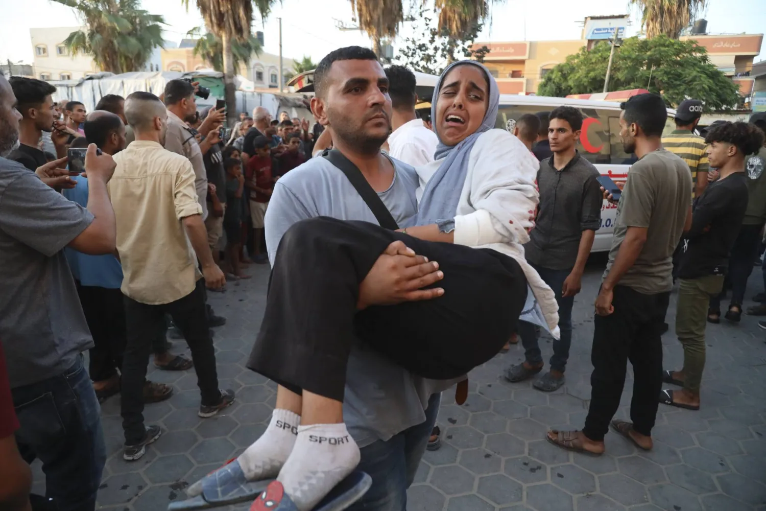 مصابة فلسطينية نتيجة القصف الإسرائيلي خلال إيصالها لمستشفى شهداء الأقصى في دير البلح (أ.ب)