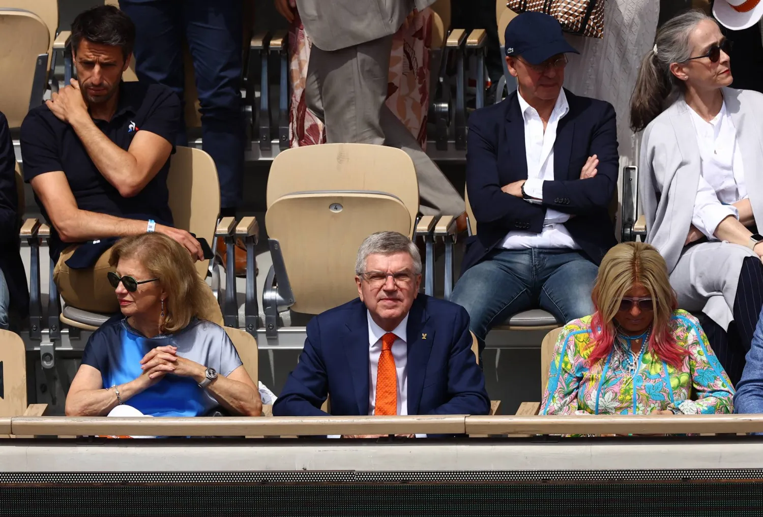 توماس باخ خلال حضوره نهائي رولان غاروس أمس السبت (رويترز)